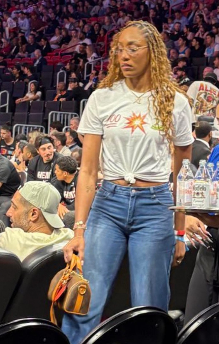 声援男友！阿贾·威尔逊穿趣味T恤：张伯伦、阿德巴约、科比